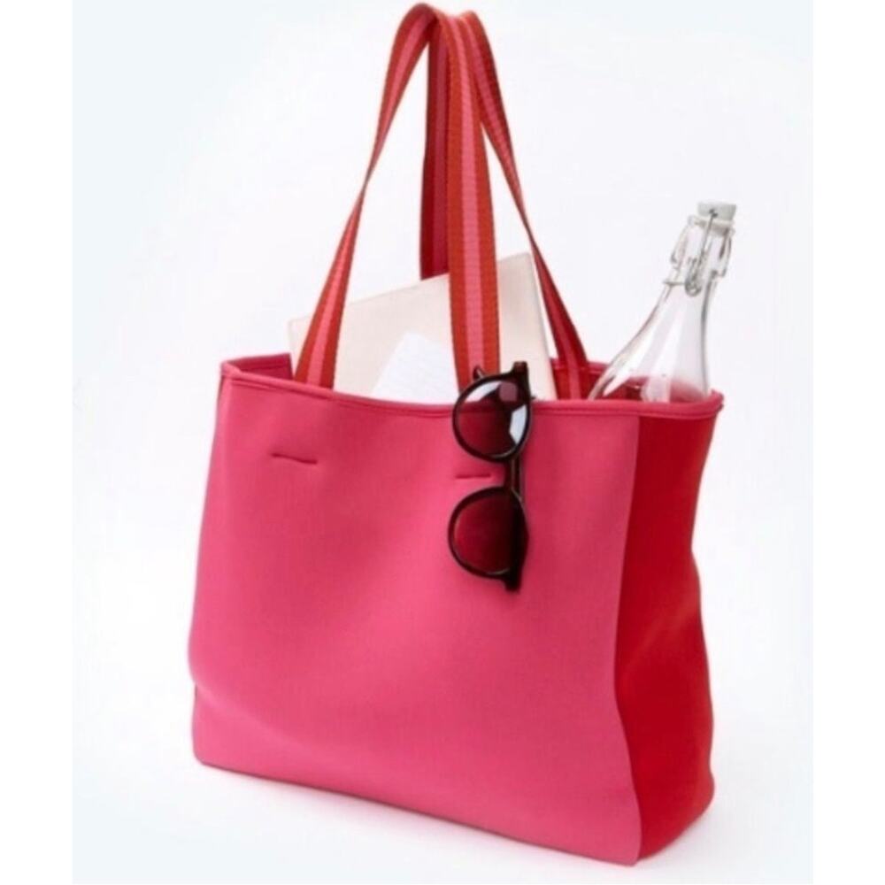 Summersalt Theโ Perfect Beach Tote in the Hibiscus and Lava
